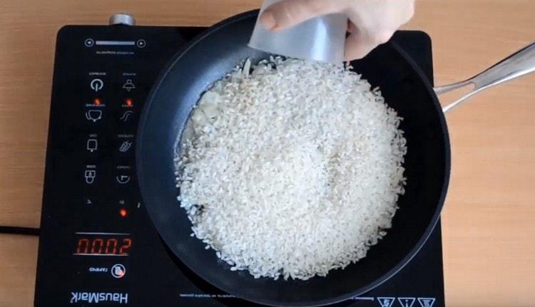 Aggiungi un bicchiere di riso alla cipolla.