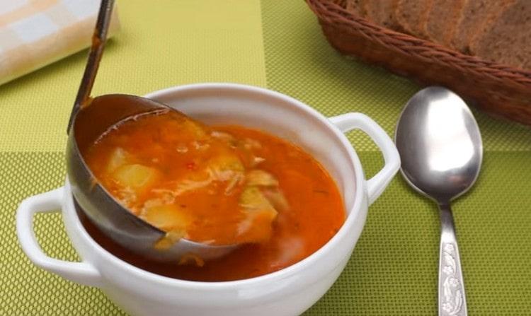 Questa zuppa di pollo con riso diversificherà piacevolmente i tuoi pasti.