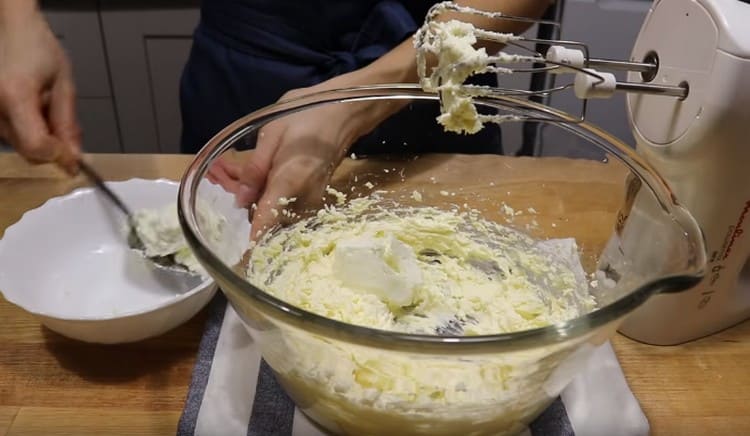 Introduciamo la ricotta morbida nella massa oleosa, mescoliamo con un mixer.