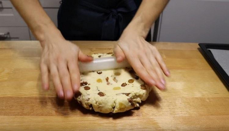 Stendere la pasta in uno strato abbastanza spesso con un mattarello.