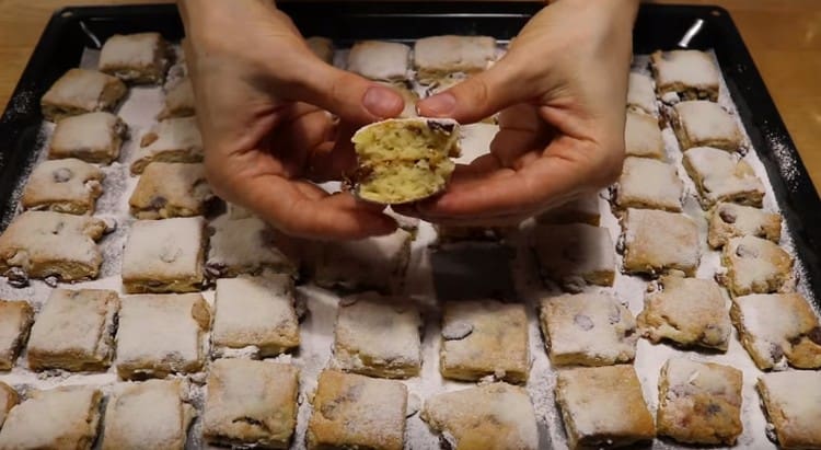 Cospargi i nostri biscotti di Natale con zucchero a velo.