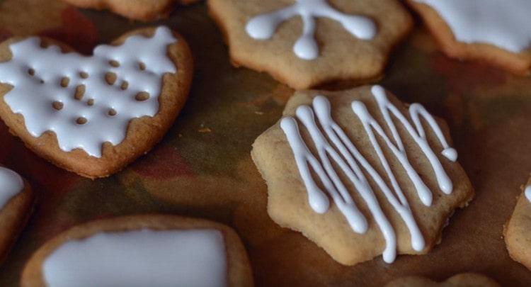 tali biscotti natalizi con glassa sono molto gustosi e anche profumati.