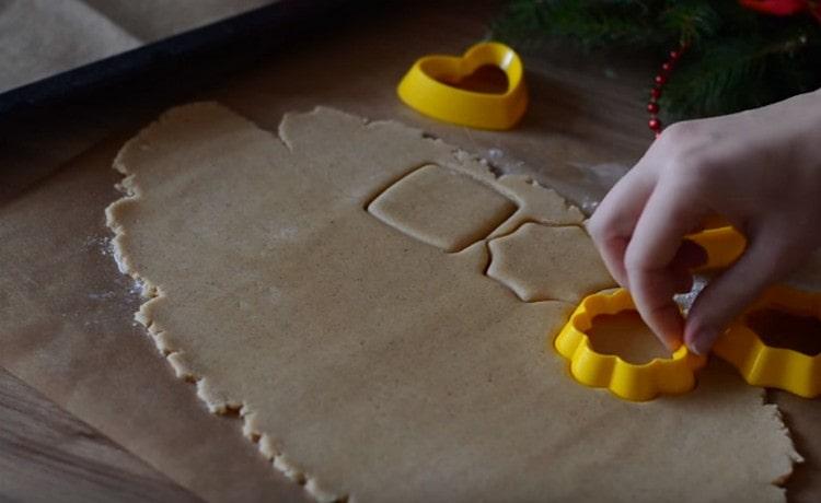 Usando le formine per biscotti, spremere l'impasto per biscotti.