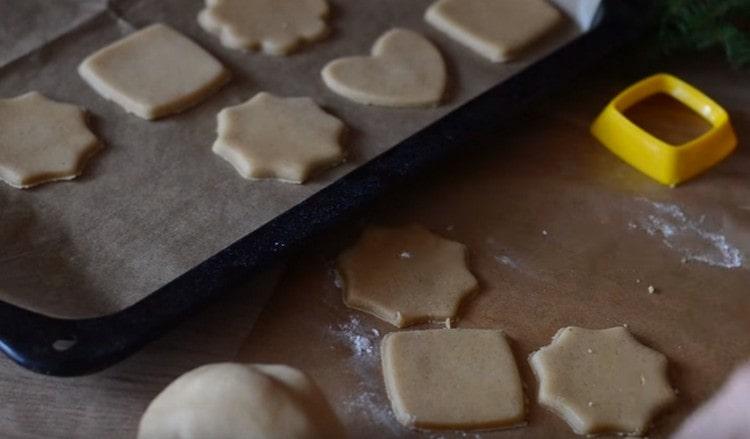 Spostiamo i biscotti su una teglia coperta di pergamena.