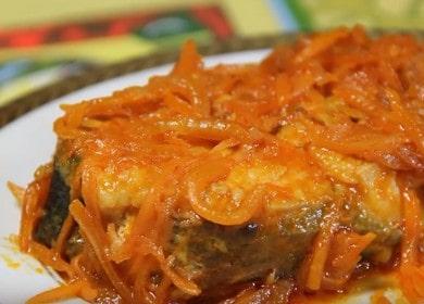 Pesce succoso al forno con carote e cipolle: cuciniamo secondo la ricetta con foto passo dopo passo.