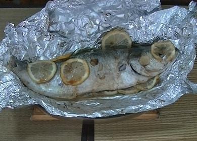 Pesce molto gustoso in un foglio al forno: cuciniamo secondo una ricetta passo dopo passo con una foto.