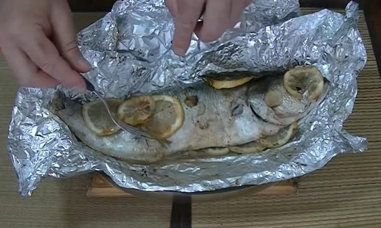 Ang mga isda sa foil sa oven, na niluto ayon sa resipe na ito, ay naging mabango at napaka-masarap.