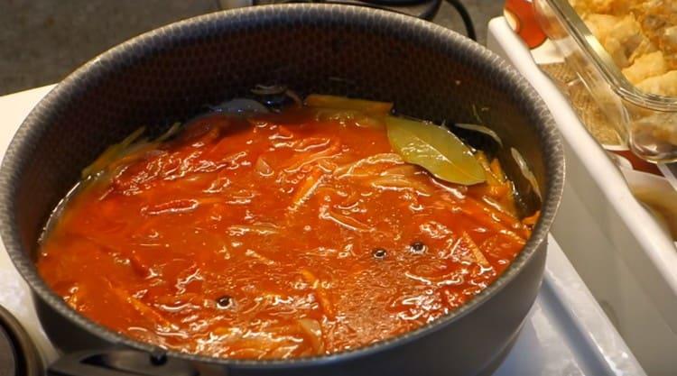 Aggiungi il concentrato di pomodoro, grani di pepe, alloro alla salsa.