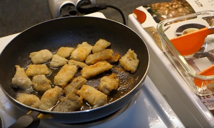 Arrotolare ogni pezzo di pesce nella farina, friggerlo in una padella.