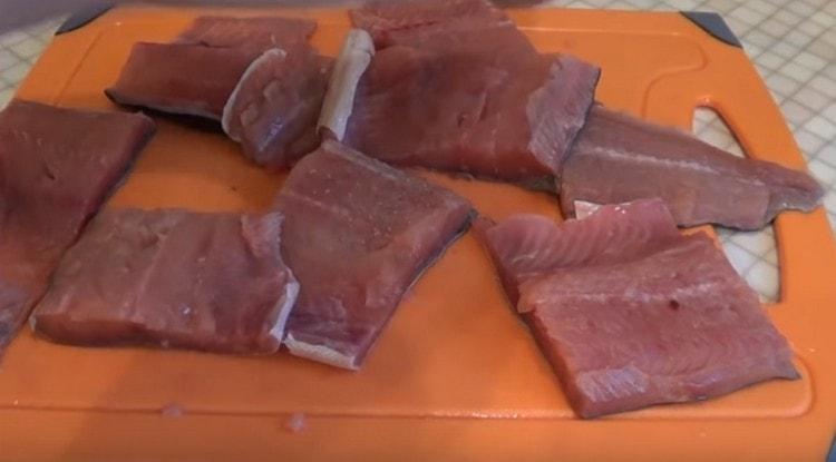 Tagliare il filetto di salmone rosa a fette porzionate, salarle e peparle.