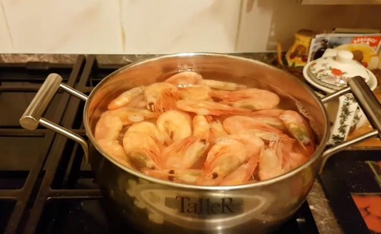 Se hai acquistato gamberi surgelati, versali in acqua bollente per 3 minuti.