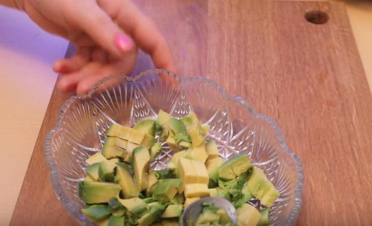 Sbucciare l'avocado e tagliarlo a cubetti.