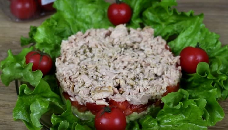 Così magnificamente puoi servire questa insalata con avocado e tonno.