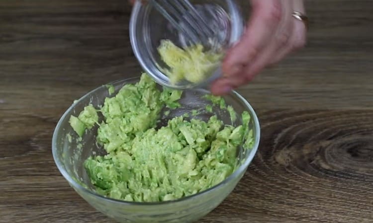 Aggiungere l'aglio, il pepe nell'avocado schiacciato, mescolare.