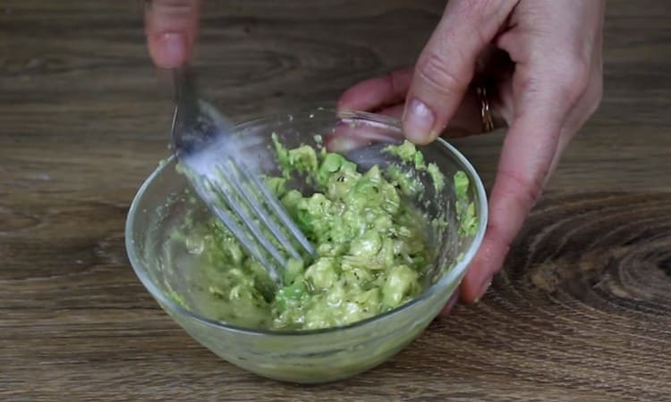 Aggiungi un po 'di condimento per l'insalata e mescola di nuovo la massa.