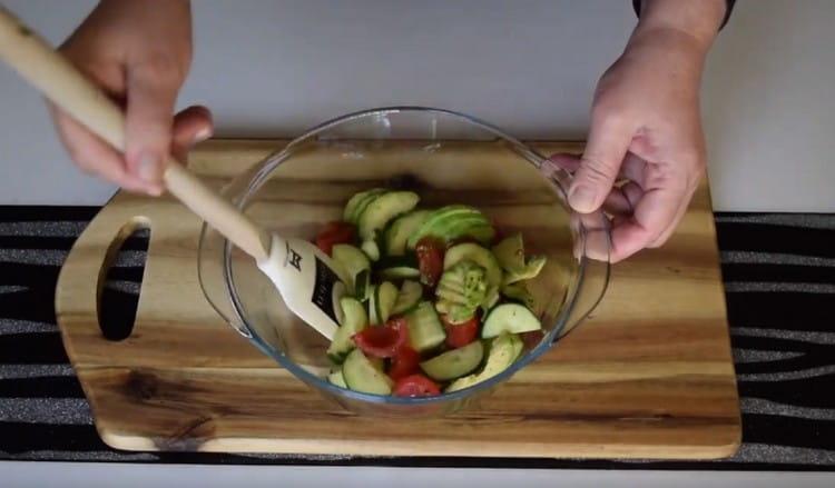 Mescolare delicatamente le verdure in modo da non danneggiare l'integrità delle fette di avocado.