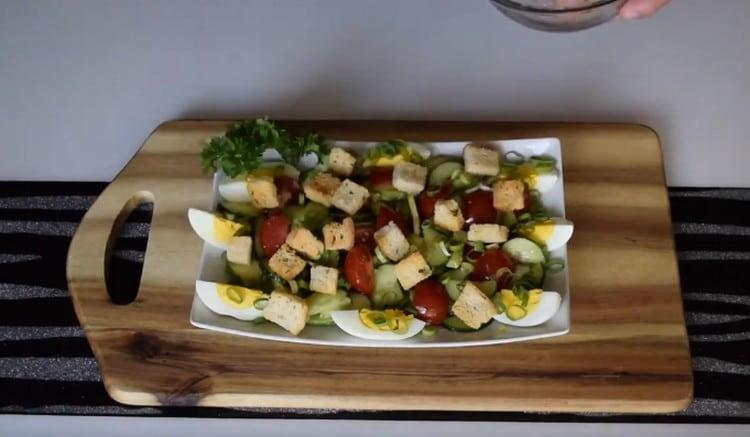 Metti i cracker pronti sopra la nostra insalata con avocado e uovo.