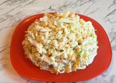 Prepariamo un'insalata semplice e vksny con cavolo di Pechino e petto di pollo secondo la ricetta con una foto.