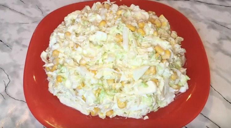 Narito ang tulad ng isang simpleng salad na may repolyo ng Beijing at dibdib ng manok ay maaaring ihanda sa loob ng isang minuto.