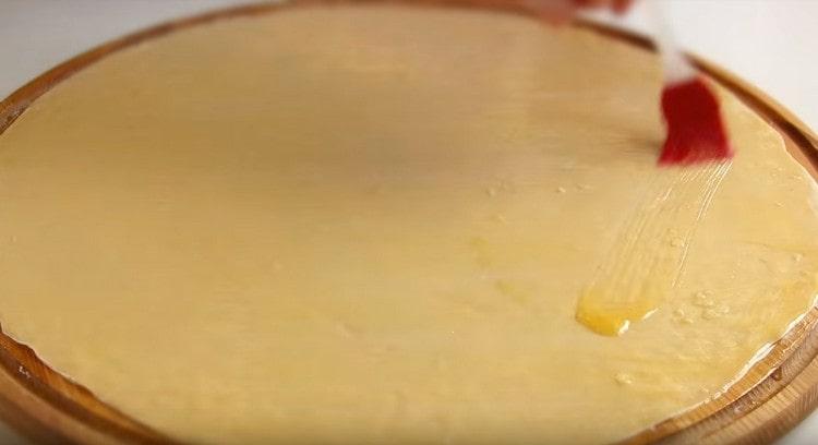 Lubrificare la superficie del primo strato di pasta.