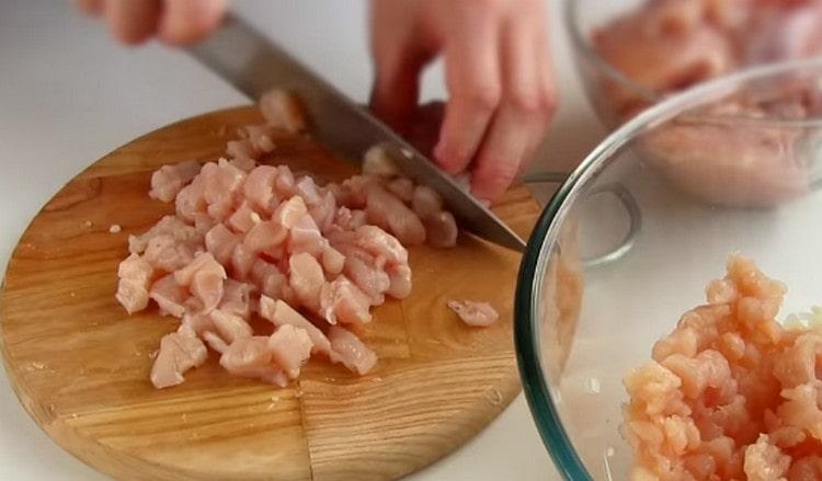 Tagliare il filetto di pollo il più finemente possibile.