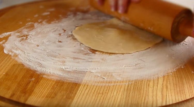 Stendiamo sottilmente ogni pezzo di pasta, lasciando un tubercolo al centro.