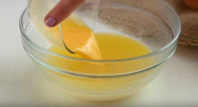 In una miscela di olio e acqua aggiungere un uovo sbattuto.