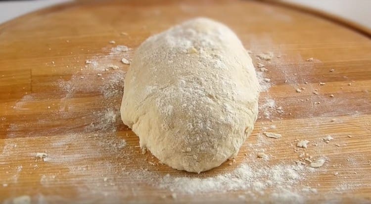 Impastare la pasta, non dovrebbe attaccarsi alle mani.