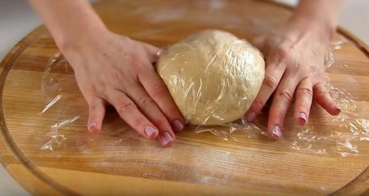 Avvolgere l'impasto finito con la pellicola trasparente e inviarlo in frigorifero.