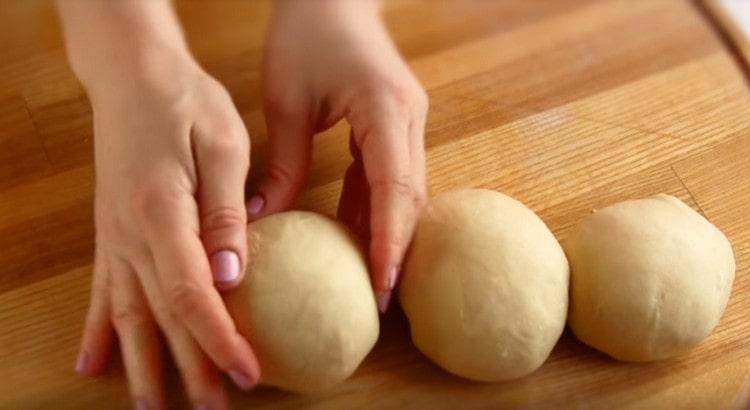 Dividi l'impasto in 3 pezzi e forma delle palline.