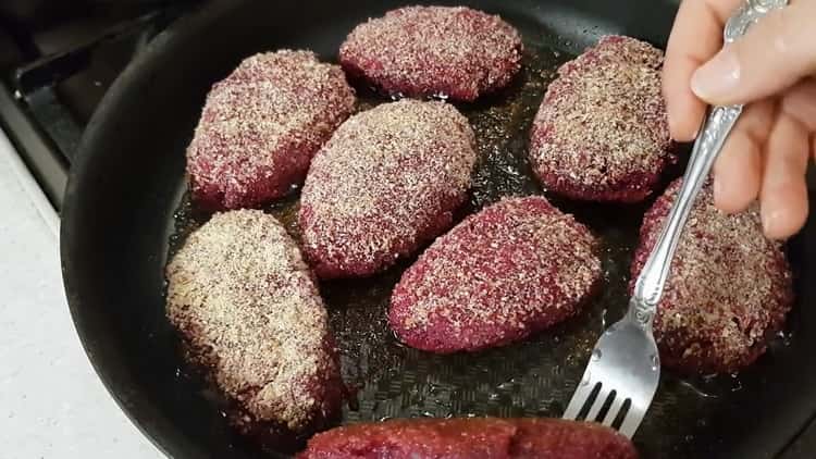 Per cuocere le cotolette di barbabietola secondo una semplice ricetta, scalda la padella