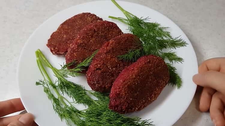 Polpette di barbabietola su una ricetta passo dopo passo con foto