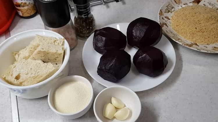 Per preparare le cotolette di barbabietola in una semplice ricetta, prepara gli ingredienti