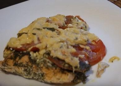 Ricetta al salmone al forno con pomodori e formaggio cotti in un foglio di alluminio al forno