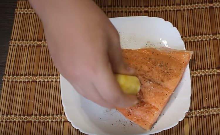 Salare e pepare il pesce, cospargere con succo di limone.