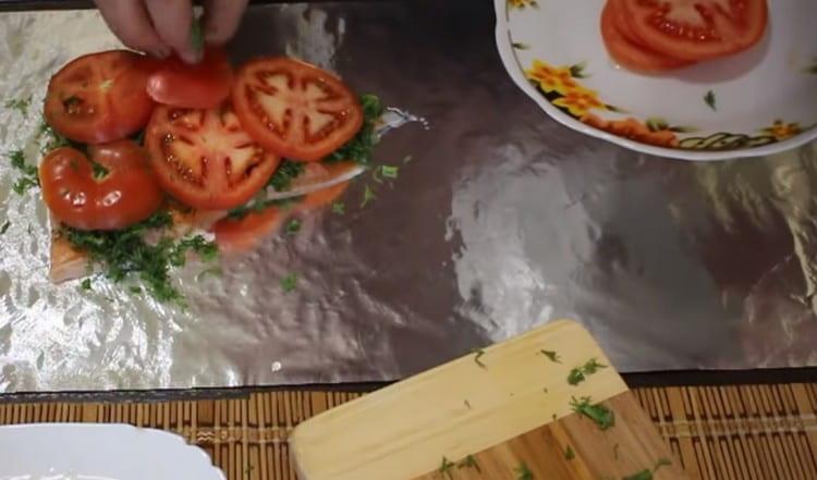 In cima all'aneto, fai uno strato di pomodori.