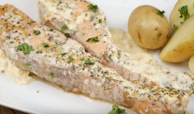 Il salmone in salsa cremosa è molto succoso e tenero.