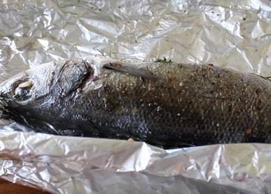 Come imparare a cucinare un delizioso branzino nel forno in un foglio secondo una ricetta passo dopo passo