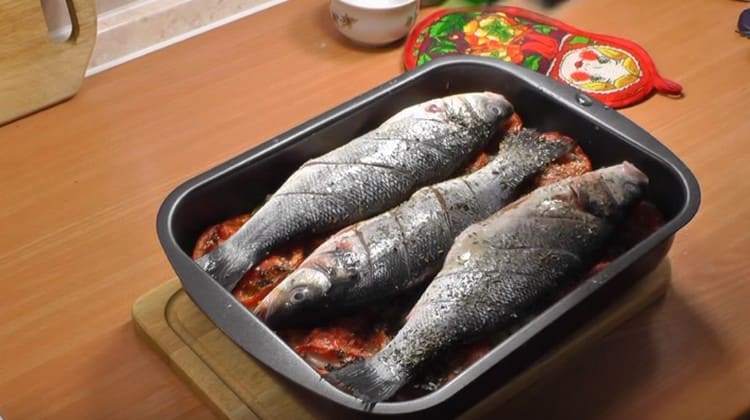 Cospargere di pesce con erbe provenzali e inviare al forno.