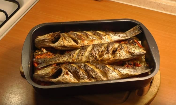 Una tale ricetta per la spigola nel forno ti fornirà sia il pesce che un contorno durante la notte.