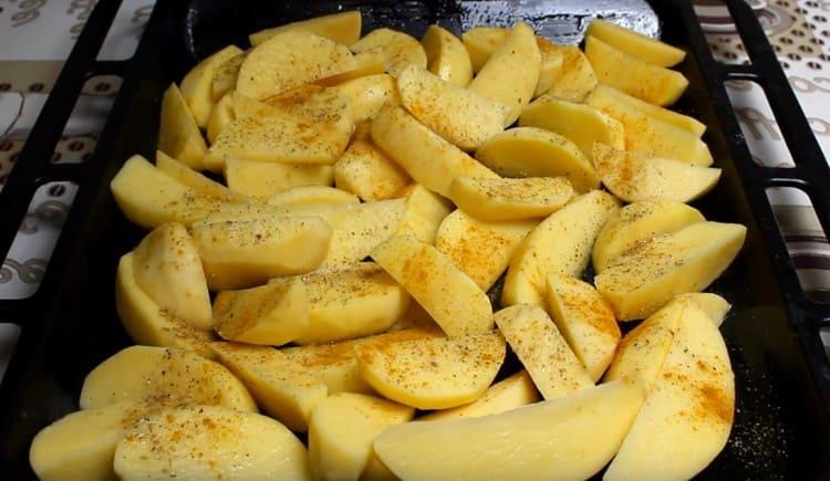 Metti le patate su una teglia, cospargile di sale, pepe, curry.