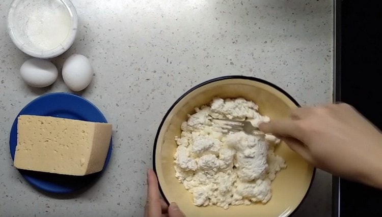 Per prima cosa impastare la ricotta con una forchetta.