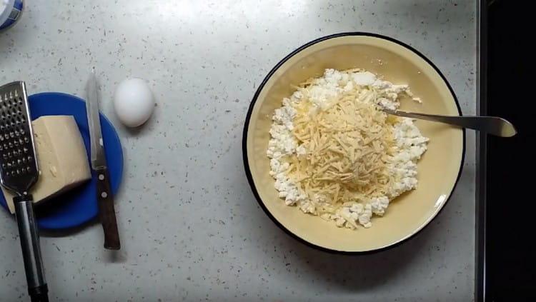 Nel ripieno grattugiate anche il formaggio a pasta dura.