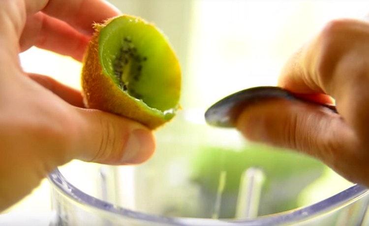 Con un cucchiaio, seleziona la polpa dal kiwi e inviala nella ciotola del frullatore.