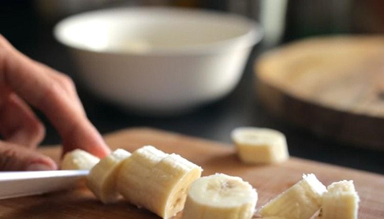 Ang mga sariwang saging na pinutol sa mga bilog at ipinadala sa freezer.