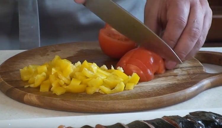 Tagliare il pomodoro in quattro anelli.