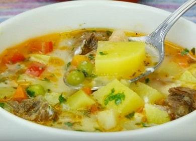 Zuppa di brodo di manzo con verdure - un piatto molto gustoso e fragrante