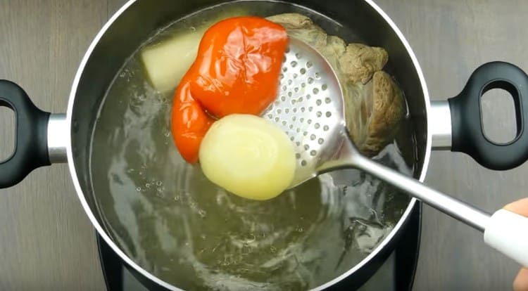 Quando la carne è pronta, la otteniamo, così come le verdure dal brodo.