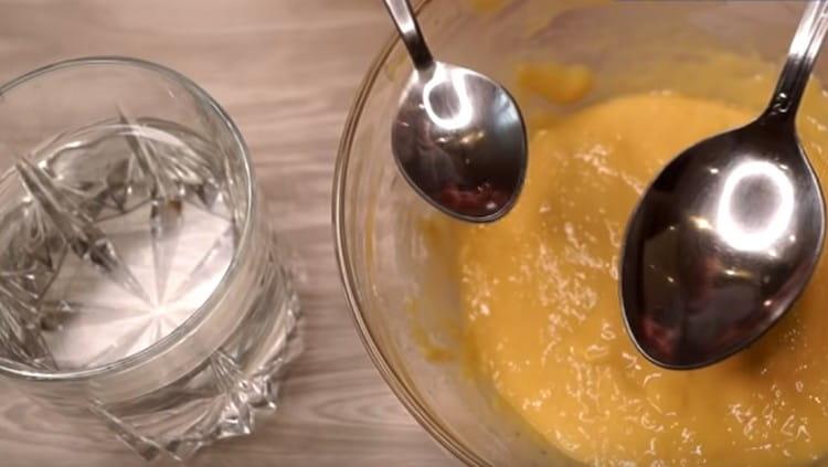 È conveniente formare gnocchi con l'aiuto di due cucchiai.