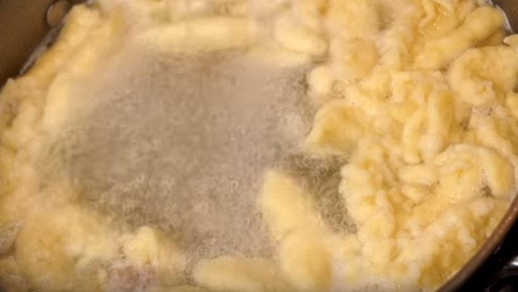 Quando tutti gli gnocchi sono già nella padella, fai bollire la zuppa per altri 10 minuti.